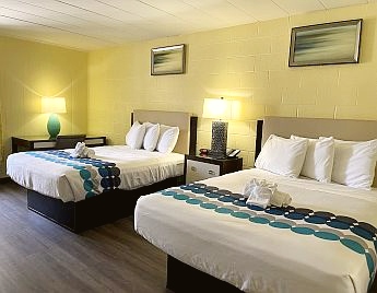 image of a double queen room at the Heart of Manteo Motor Lodge